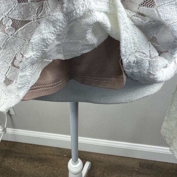 BCBG Maxzaria Estelle Off White Cream Lacy Overlay Top Shirt Size M Peplum Hem - Picture 11 of 13